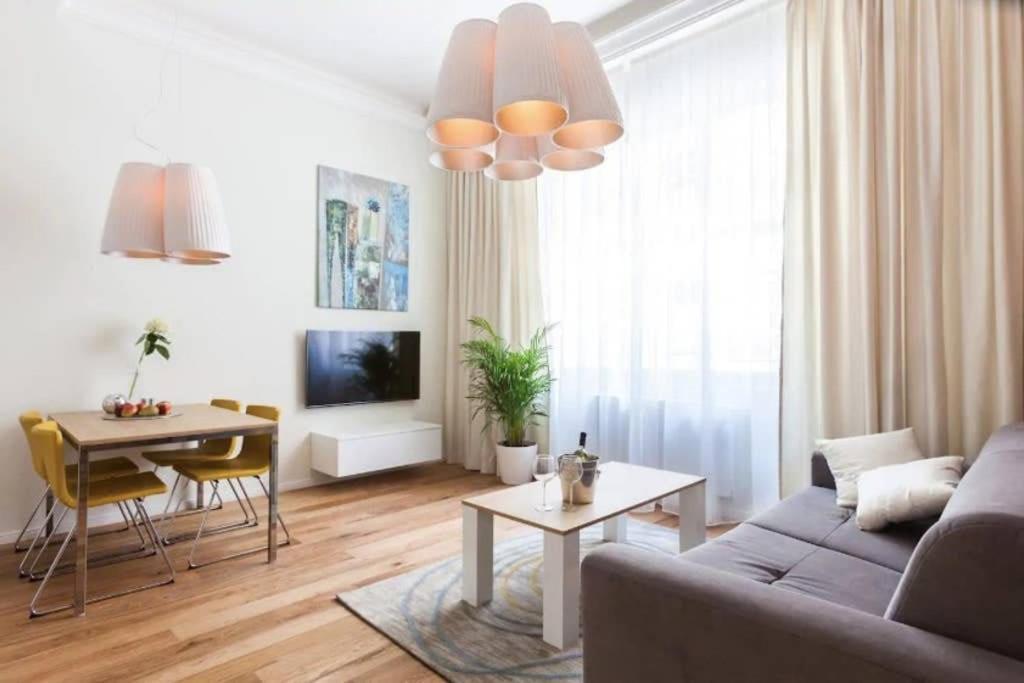 Unique Old Town Apartments At Palace Dlouha Прага Екстериор снимка