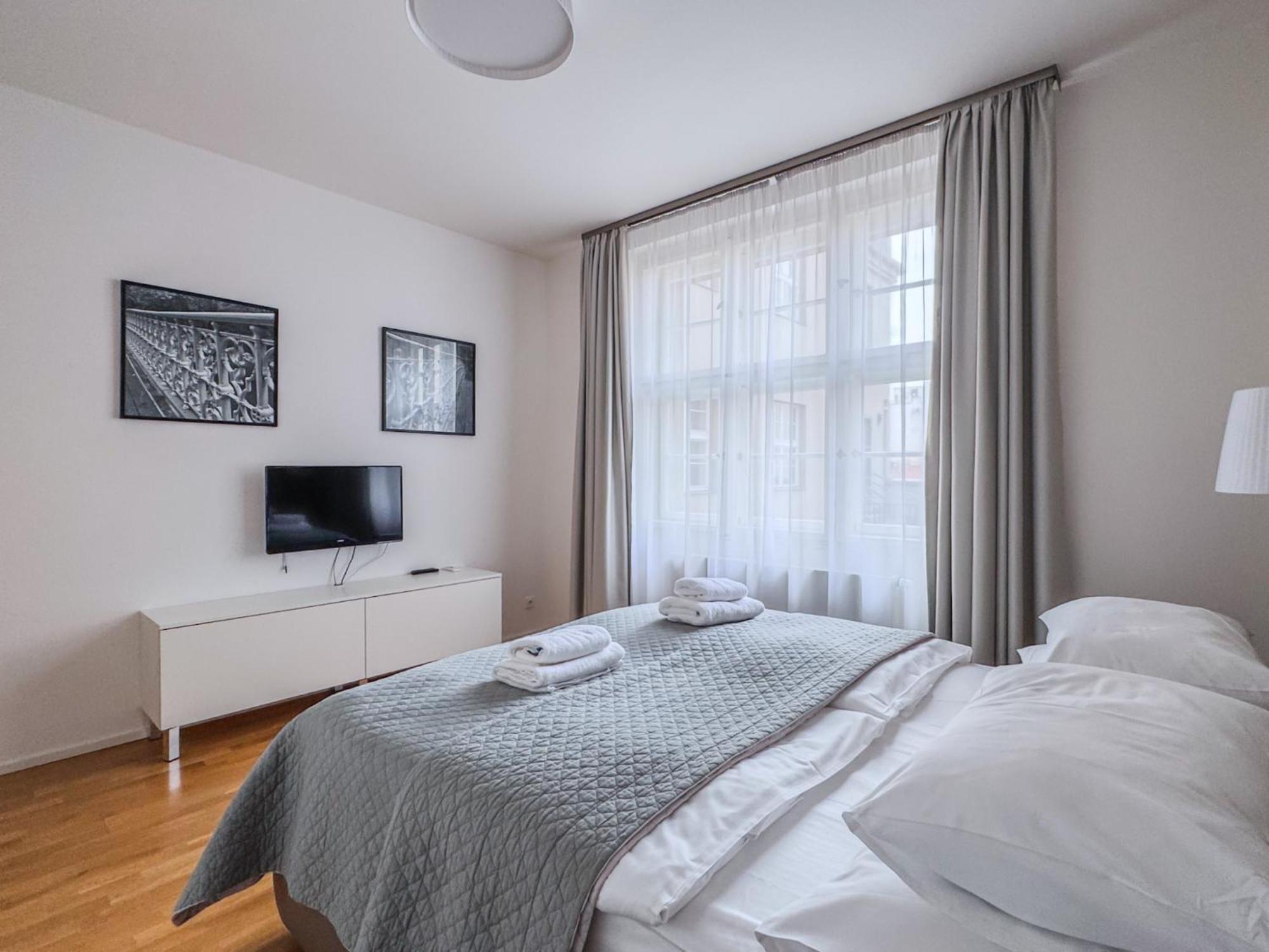Unique Old Town Apartments At Palace Dlouha Прага Екстериор снимка